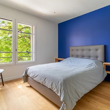 Spacious House With Garden In *