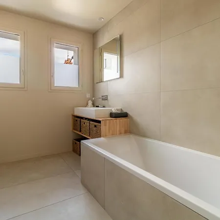 度假居 Spacious House With Garden In *