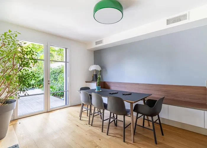 別荘 Spacious House With Garden In