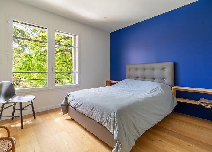 Spacious House With Garden In *